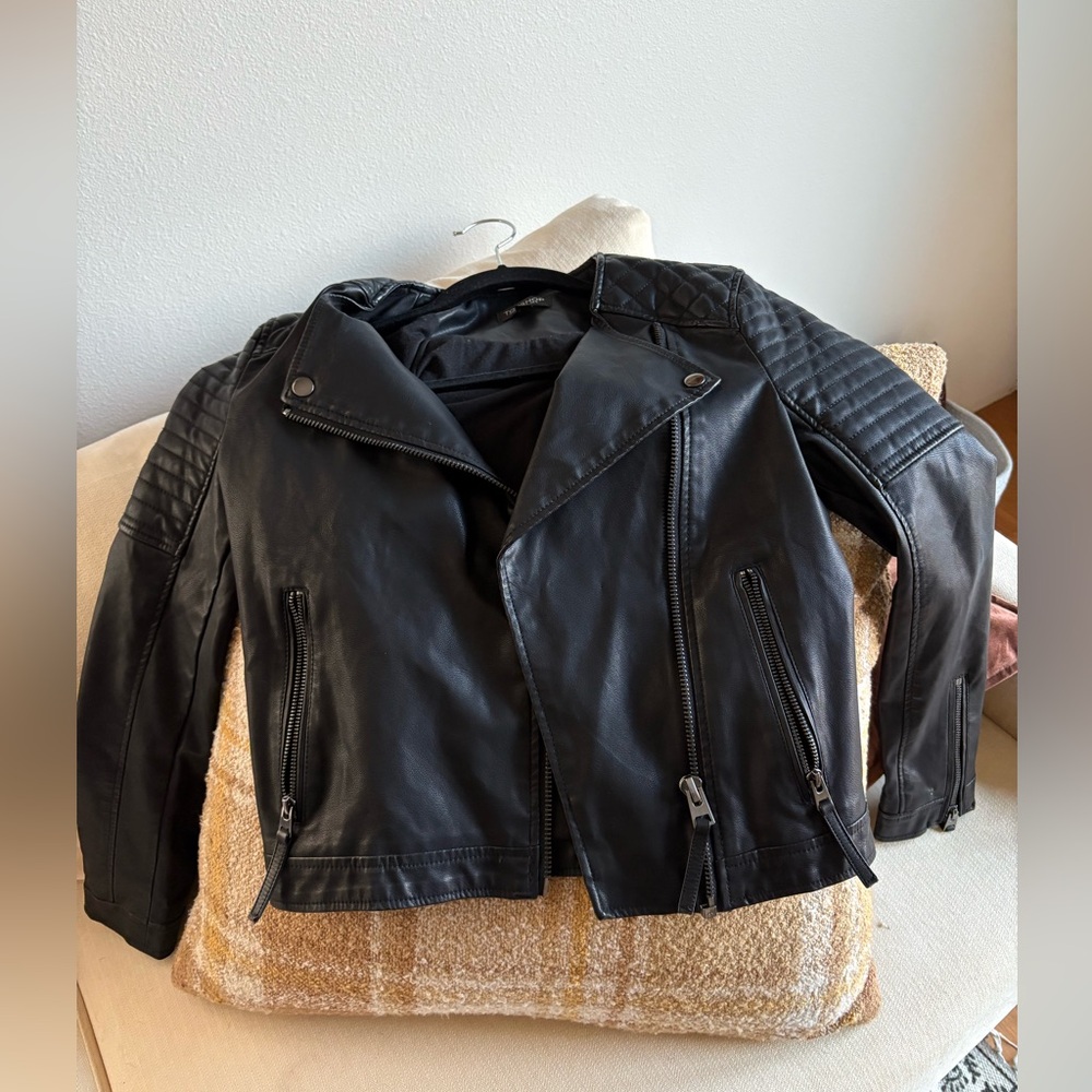 Womens Topshop Petite Black Quilted Faux Leather Moto Jacket Sz 2. Hardly worn!
